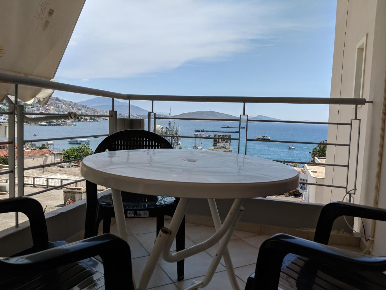 Seafront Apartment Sarandë Esterno foto